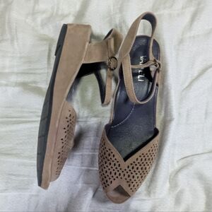 VANELi Suede Perforated Peep Toe Ankle Strap Flats Size 8N Narrow Beige/Taupe